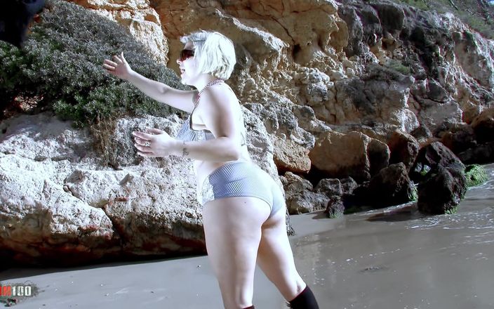 MMM100: Dulce Canela: La fyllig blond dulce canela strippar vid havet