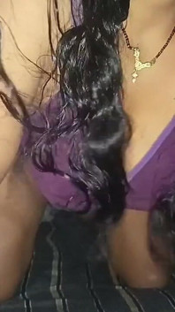 Bhabhi Savita dikongkek kali pertama oleh abang tiri mertuanya di bilik tidurnya