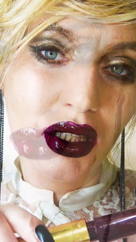 Femdom sexkisses con lápiz labial