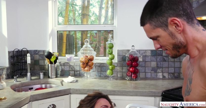 Thunder cock: Naughty america - Mia pearl fickt in der küche mit ihren...