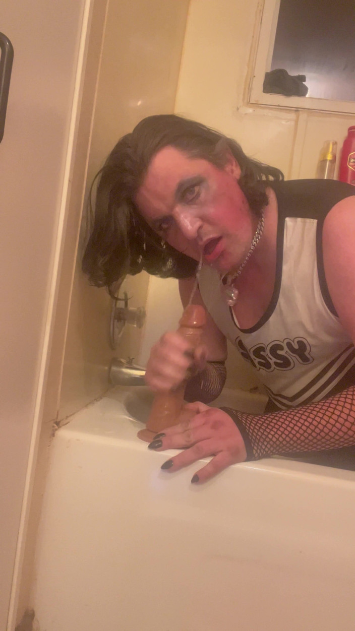 Trisha Trash: Trisha trash CD는 거대한 딜도 볼을 깊숙이 박아 - 단정치 못한 재갈, 침에 젖은 딥쓰롯