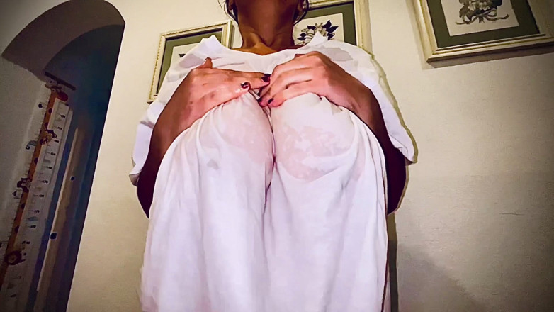 VeeVee Vixen: Enorme tieten natte t-shirt show