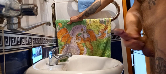 Zona901: In the bathroom, a girl helps me masturbate my cock