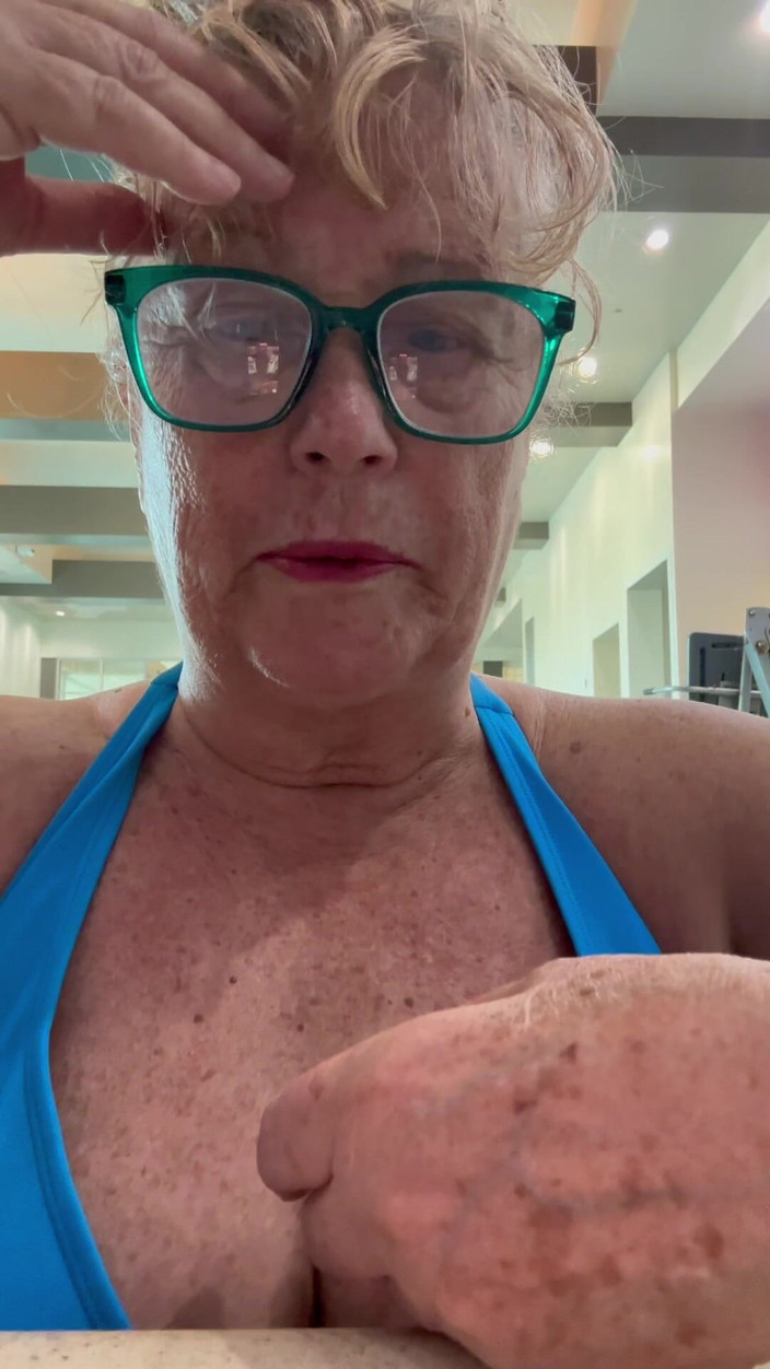 Big Ass 4 U: プールタイムのおっぱい