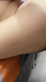 Während ich masturbiere, sehe ich, dass meine sexy latina-stiefschwester es auch tut, entschließe ich mir, sie hart mit meinem riesigen schwanz zu ficken