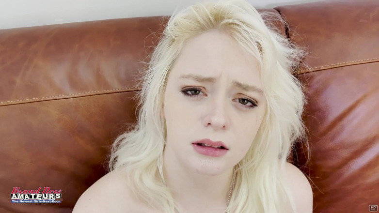 Brand New Amateurs: Blondă minionă cu țâțe mari Annie Archer cu vibrator înghițire pasională de...