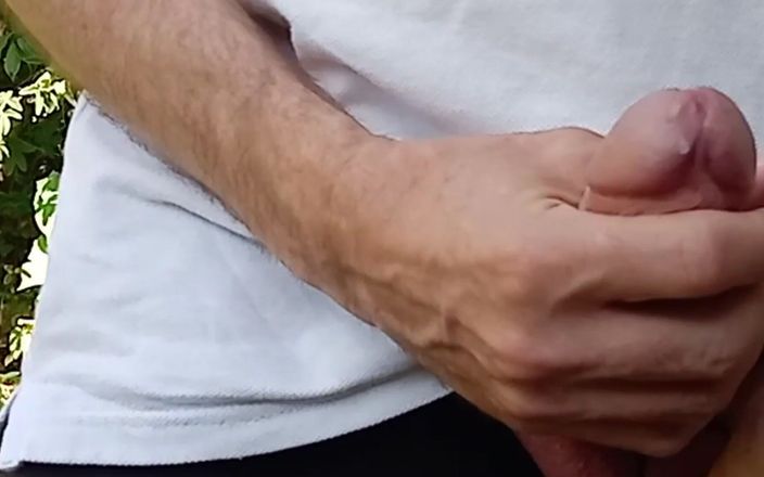 Rockardglans: Arka bahçede büyük sünnetsiz yarak mastürbasyon yapıyor - rockard daddy