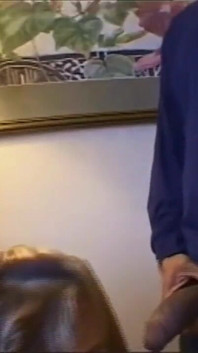 Ragazza bianca sbattuta da un grosso cazzo nero in una stanza d'albergo