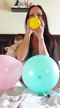 Je te suce, caresse-je veux te taquiner avec mes ballons, je veux te regarder caresser ta bite à chaque coup de souffle