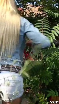 Une Salope Blonde Allemande Fait Une Pipe Avec Un Homme Étrange