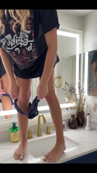 Quick Little Morning Pee in One of My Friends Bathroom Sink!!