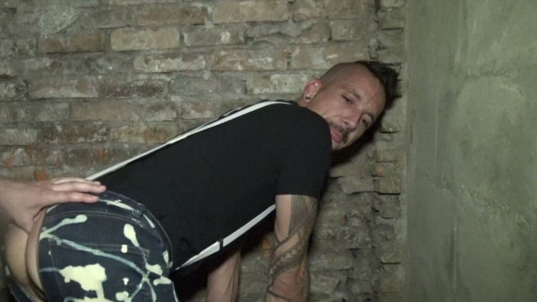 Straight boys but needing sex: Franse slet rauw geneukt door badboy zonder condoom