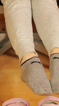 Sujas meias de tênis cinza em tamancos rosa - casual provocação com os pés