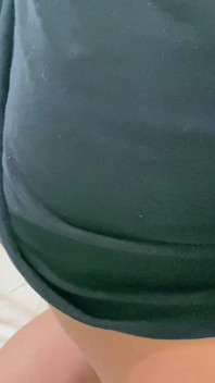 Podvádějící manželka s velkými prsy saje ptáka a dostává impregnaci creampie od cizince na líbánkách ve Švýcarsku