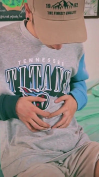 Sport Twink, Magic C branle sa grosse bite par le côté de son short