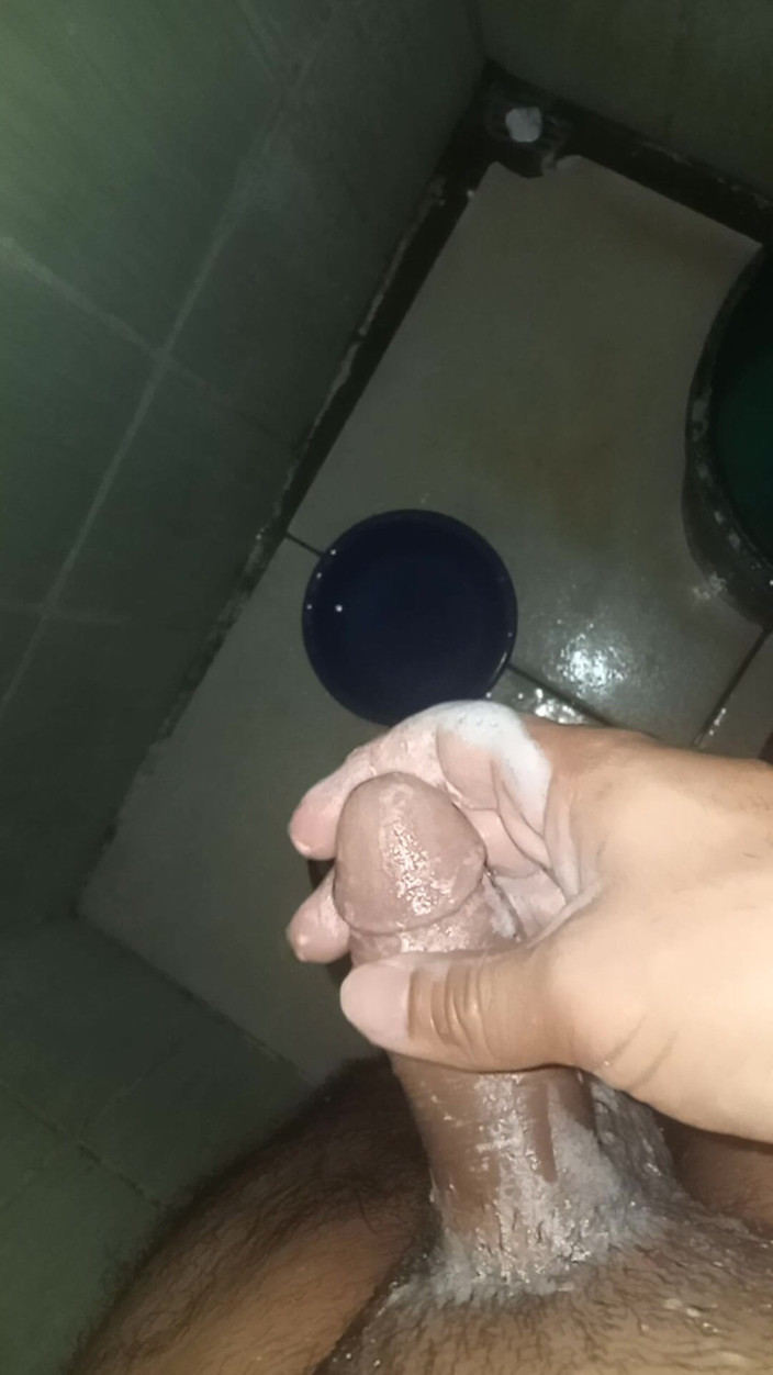 Cute boy jerks off: L'uomo magro si masturba nella doccia di sua suocera mentre...