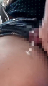 Tensione autobus affollata, la giovane moglie rimane immobile come un momento rischioso si svolge accanto a suo marito - scena 2