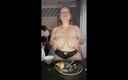 Redhead Milf: Buon compleanno a me - mangiando cibo