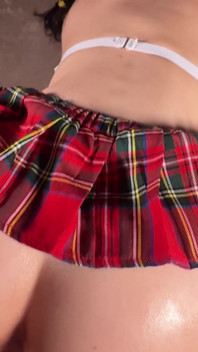 Freche zierliche schlampe mit einem großen eingeölten arsch reitet schwanz in einem sexy outfit