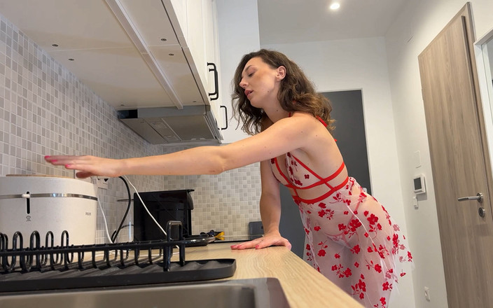 No panties TV: Sexiga och heta långa ben Skönhet i köket tar av...