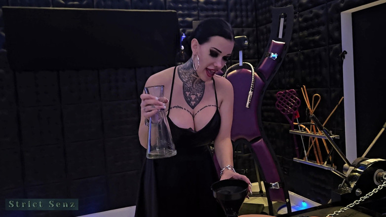 Strict Senz: Miss Alessa Milanos racked toaleta niewolnik połyka świeże siusiu