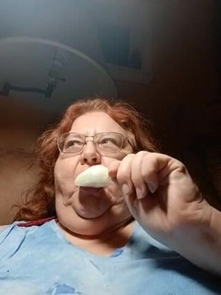 BBW nurse Vicki adventures with friends: Mangiando un ghiacciolo di linea fredda