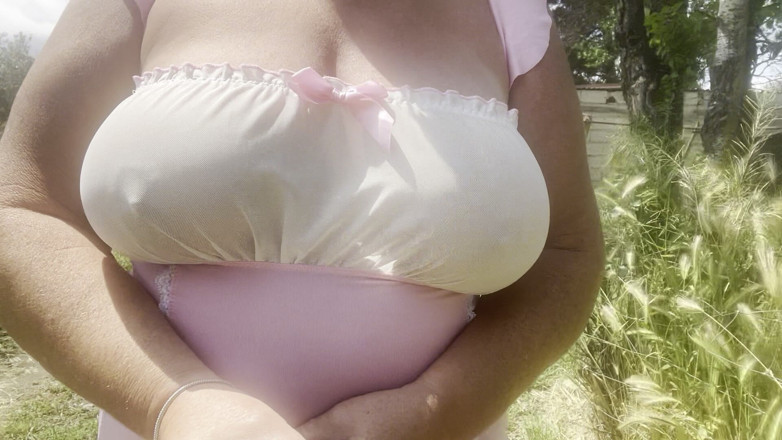 Julie Cunningham: Close-up selfie stick vista de meus peitos enormes enquanto eu...