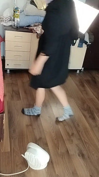 Seksi esmer kıyafet denerken eğleniyor. Seksi anne evin etrafında çıplak dans ediyor.
