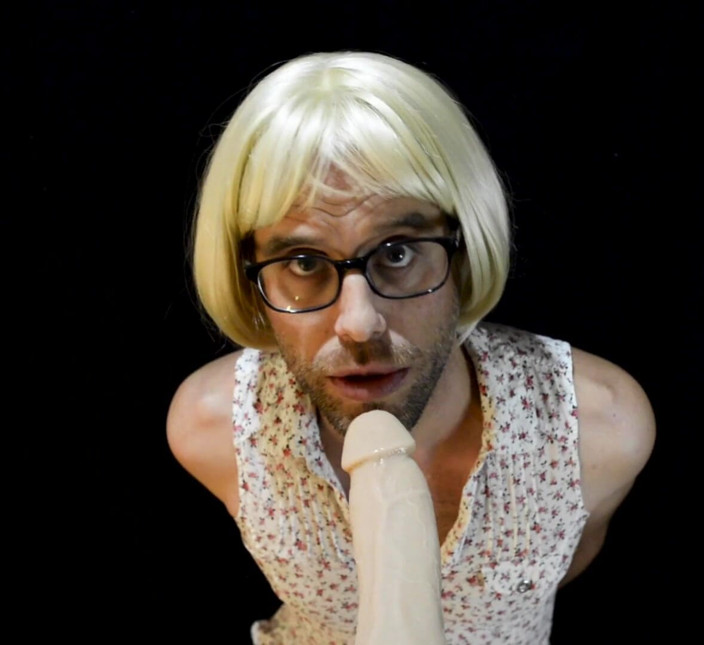 Cam Crest: Crossdresser mamada en un lindo vestido