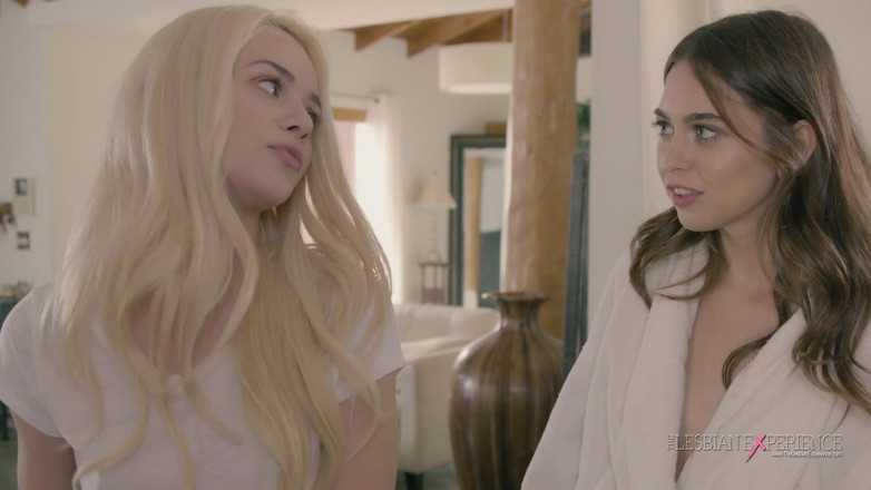 Girl Girl XXX: Ia Bermula Dengan Ciuman Untuk Riley dan Elsa