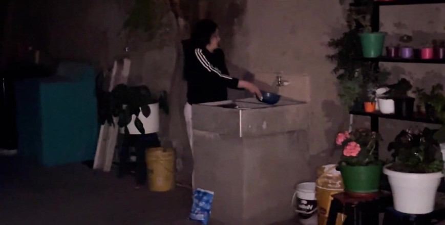 Crisanto999: O întâlnesc pe verișoara mea vitregă pe acoperiș