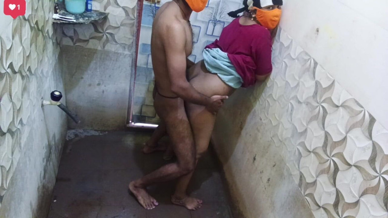 Mami4711: Indische vrouw funkt in de badkamer in hete opnamevideo