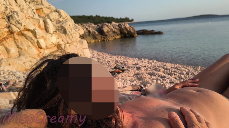Miss Creamy: Sexo Arriesgado En Una Playa Nudista En España: Ella Es...