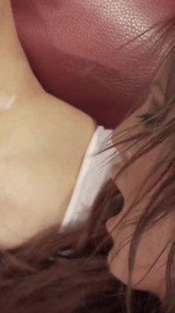 Amiche al lavoro che si danno piacere a vicenda