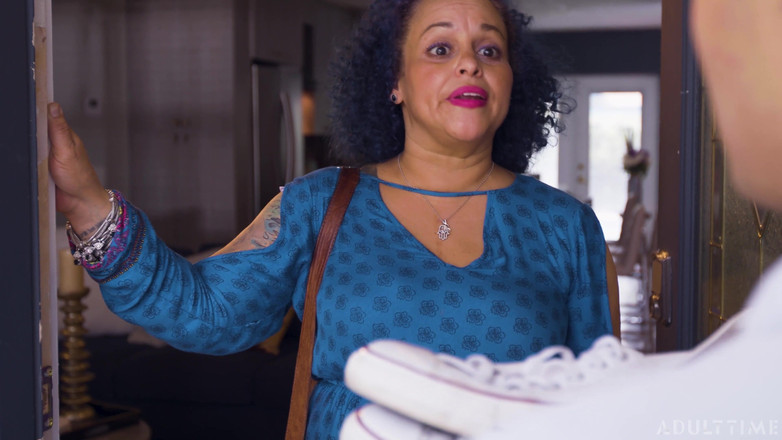 Adult Time: Masa dewasa - Vienna Black benar-benar dihidupkan apabila dia menangkapnya melancap...