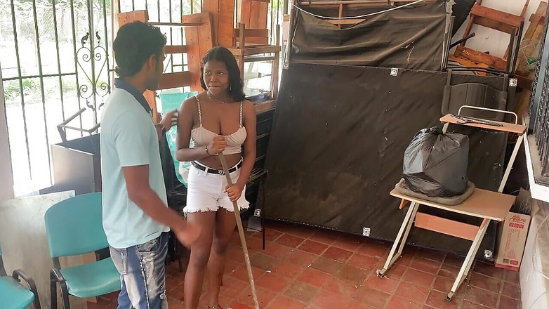 Mariaa: 継父は、継母に気づかれずにムラムラしてファックするために私が探さなければ、私に掃除をさせてくれません