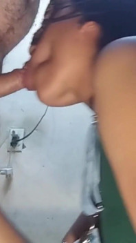 Marianna lagi berlutut - bekerja untuk sperma hangatku.