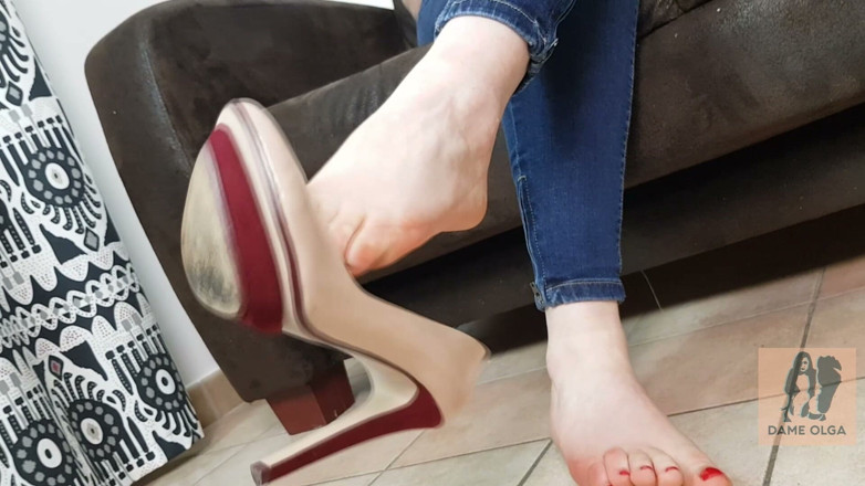 Dame Olga: Sudut pandangan pertama footjob perlahan berpeluh dalam seluar jeans kurus &amp;...