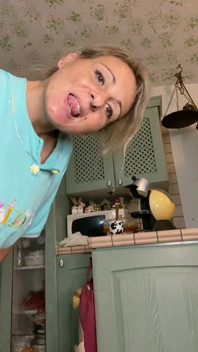 Assim que ela acorda e imediatamente em vídeo chat com um fã meu