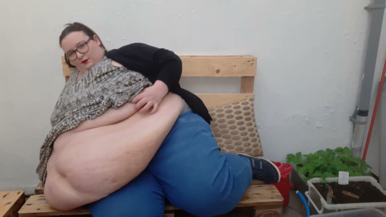 SSBBWLadyBrads: SSBBW joc secret cu burta de grădină