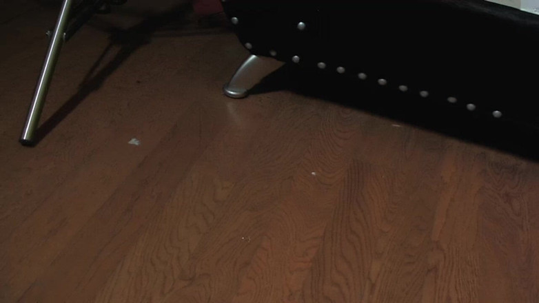 Oldschool X: Blonde MILf stöhnt laut, während sie tiefe schläge nimmt