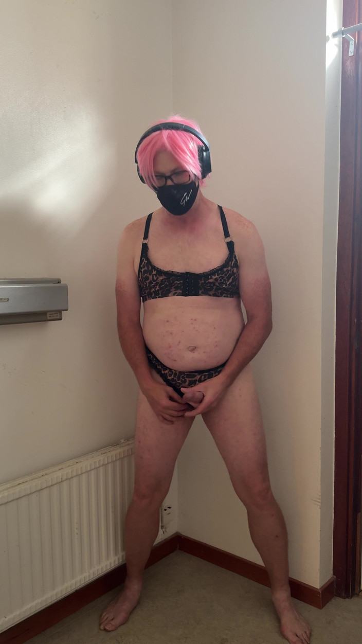 Julia Trans: A prostituta de rosa brinca e se masturba até gozar