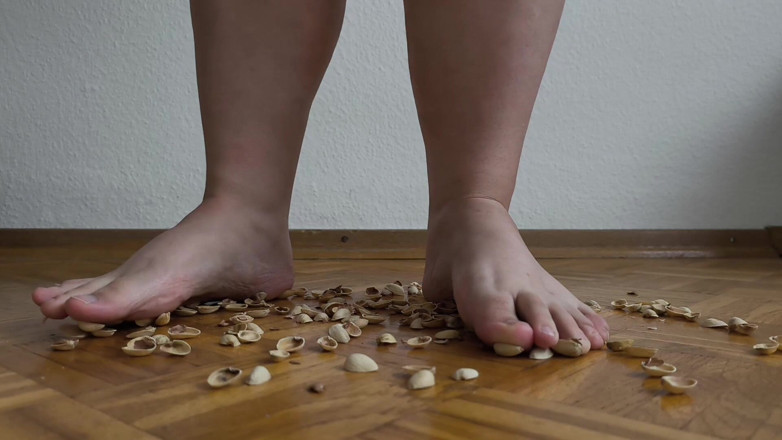 Your QueenXoXo: 130 kg kvinna som går på pistageskal - krossande ljud