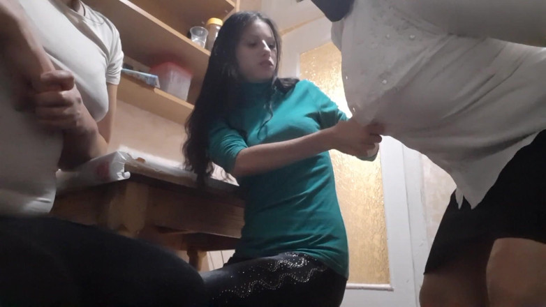 Lesbian-illusion: Üçüncüsü dairemize geldi ve sikişiyor - lezbiyen illüzyon