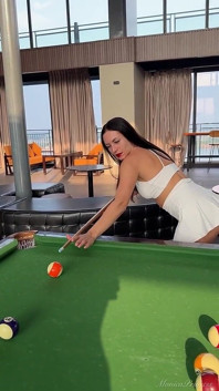 Joi, cbt enquanto joga billiard