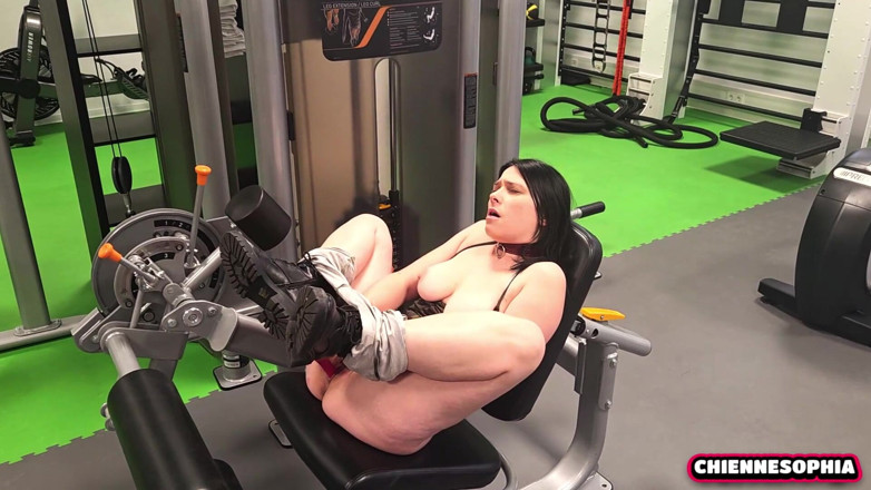 chienne sophia: Spor salonunda mastürbasyon yapıyorum