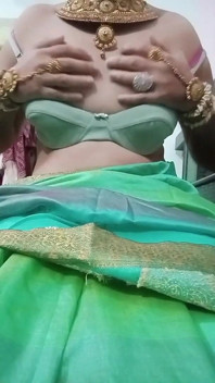 Travestito indiano con culo gaurisissy sprecato e gioca con le sue grandi tette in blue Saree vero sesso fatto in casa