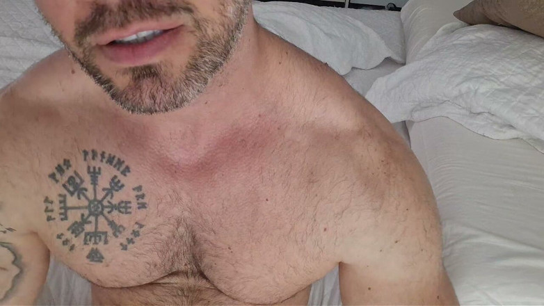 Dom Tatuado: ชายกล้ามโตและมั่นใจชวนให้คุณเล่นมือจนคุณถึงจุดสุดยอด