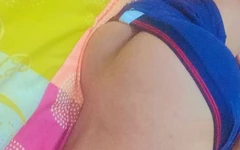 Un garçon sexy avec un gode dans le cul