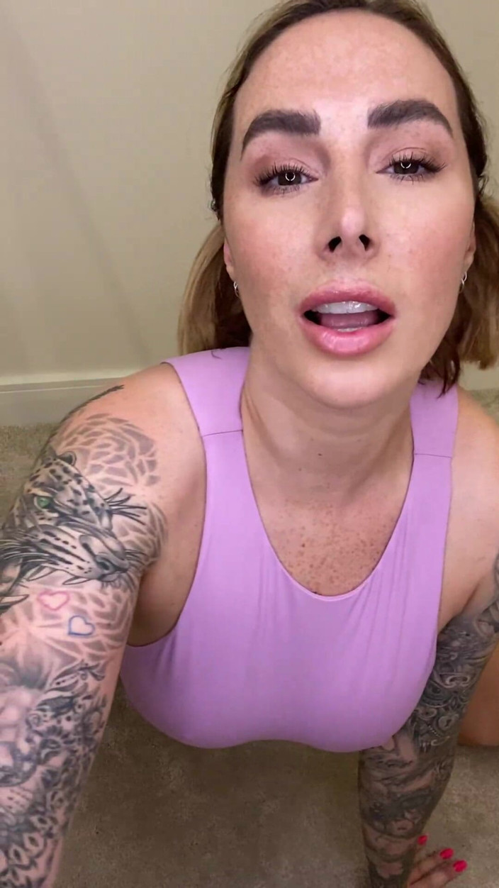 Paige Turnah: 내 엉덩이에 얼굴을 넣고 핥기 시작해